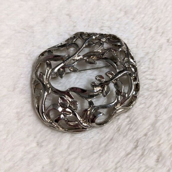 Vintage Ginnie Johansen Silvertone Oval Floral Brooche - Picture 3 of 11
